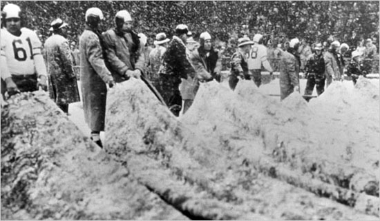 Eagles help remove tarp before 1948 NFL Championship Game.